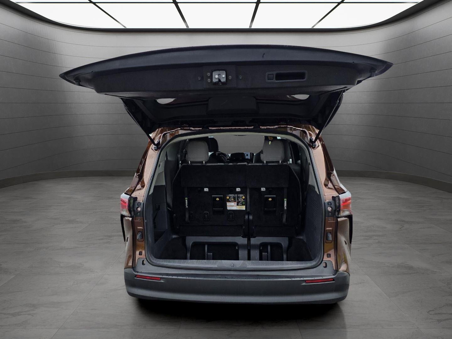 2022 Toyota Sienna LE