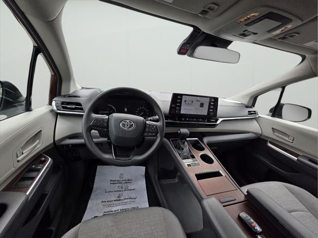 2022 Toyota Sienna LE